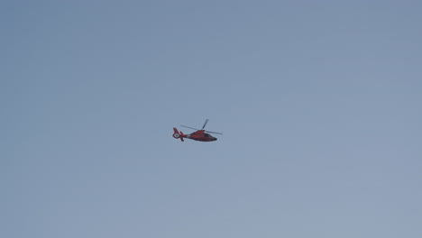 Kamerafahrt-Eines-Hubschraubers,-Der-Bei-Sonnenuntergang-über-Die-Berge-Fliegt,-Mit-Klarem-Himmel,-Südkalifornien
