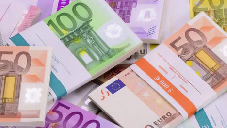 Paquetes-De-Euros-En-Un-Montón-De-Pilas-De-Dinero