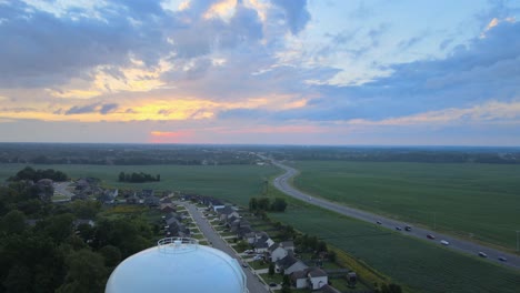 Drohne-Schoss-Rückwärts-Auf-Den-Wasserturm-In-Der-Nachbarschaft-Von-Clacksville