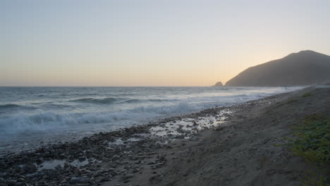 Stationärer-Schuss-Des-Sonnenuntergangs-über-Dem-Pazifischen-Ozean,-Während-Wellen-Auf-Einen-Leeren-Strand-Am-Mondo&#39;s-Beach-Im-Südlichen-Kalifornien-Der-Vereinigten-Staaten-Krachen