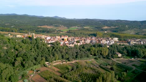 Hostalric-Luftbilder-Mittelalterliche-Stadt-In-Katalonien-Touristische-Burg-Auf-Dem-Berg-Flug-Nach-Links-Gleiten-Mit-Den-Pyrenäen-Im-Hintergrund