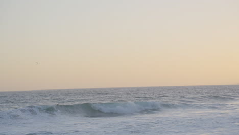 Zeitlupe-Von-Wellen,-Die-Bei-Sonnenuntergang-Durch-Den-Ozean-Rollen