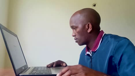 Joven-Africano-Usando-Laptop