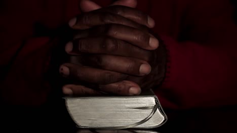 Rezando-A-Dios-Con-Las-Manos-Junto-Con-La-Biblia-Y-El-Hombre-Cruzado-Del-Caribe-Rezando-Con-Fondo-Negro-Almacen-De-Video