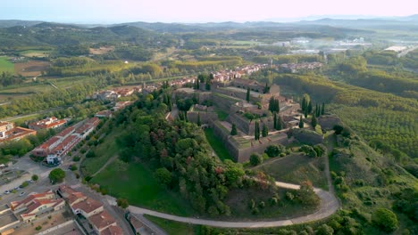 Hostalric-Luftbilder-Mittelalterliche-Stadt-In-Katalonien-Touristische-Burg-Oben-Auf-Dem-Berg-Tourismus-An-Der-Costa-Brava-In-Spanien