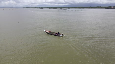 Bote-Pequeño-Con-Pescadores-Flotando-Alrededor-De-La-Isla-En-Tailandia