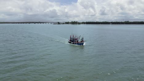 Fischerboot,-Das-Den-Pier-Auf-Der-Insel-In-Thailand-Verlässt