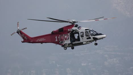 Helicóptero-De-Rescate-De-Extinción-De-Incendios-Sobrevuela-La-Escena