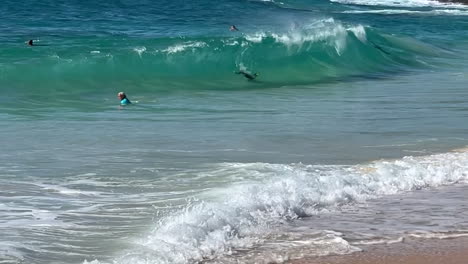 Leute,-Die-An-Einem-Strand-In-Hawaii-Bodysurfen