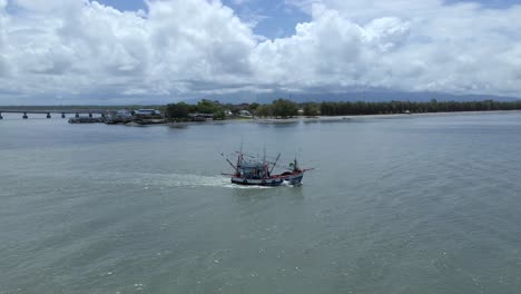 Fischerboot,-Das-Um-Die-Insel-In-Thailand-Mit-Bergblick-Schwimmt