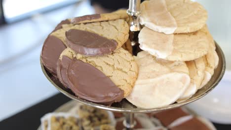 Verlockende-Leckere-Brownies-Und-Kekse-Auf-Einer-Hohen-Servierplatte