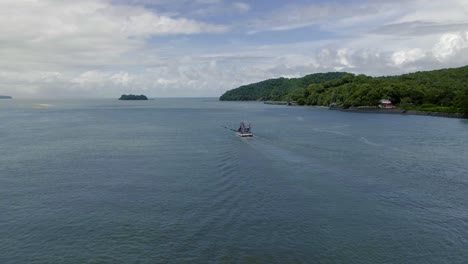 Barco-De-Pescadores-Flotando-Alrededor-De-La-Isla-En-Tailandia