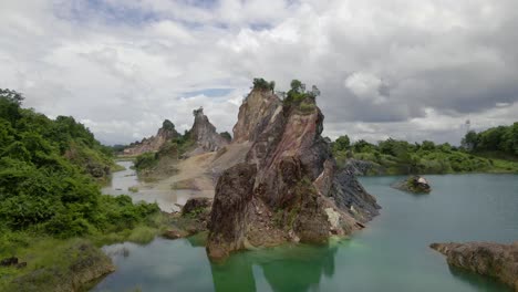Hermosa-Cantera-De-Piedra-En-Medio-De-La-Naturaleza-En-Tailandia
