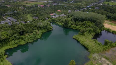 Kristallklarer-See-Mit-Blick-Auf-Die-Berge-Und-Die-Stadt-In-Thailand