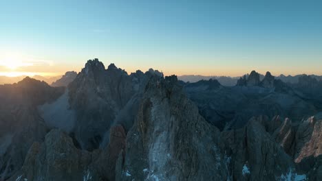 Mountain-peak-in-the-Dolomites-withe-the-Tre-Cime-di-Lavaredo-in-the-background