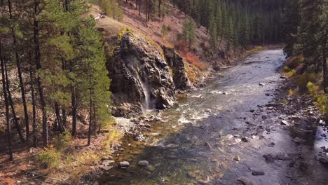 Luftdrohnenaufnahme,-Die-Von-Weit-Flussaufwärts-In-Richtung-Einer-Heißen-Quelle-Des-Wasserfalls-Im-Boise-National-Forest-Idaho-Mit-Dem-Wunderschönen-Fließenden-Boise-River-Darunter-Fliegt
