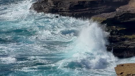 Zeitlupe-Von-Wellen,-Die-Auf-Hawaii-Gegen-Felsen-Schlagen