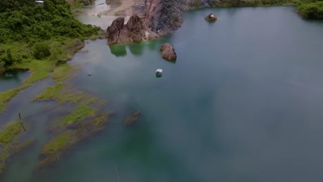 Agua-Cristalina-En-Cantera-De-Piedra-En-Medio-De-La-Naturaleza-En-Tailandia