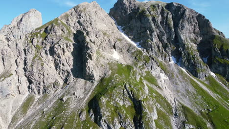 Aerial-Dolly-Zoom-Der-Wunderschönen-Dolomiten-Bergkette,-Die-An-Einem-Sonnigen-Sommertag-Mit-Blauem-Himmel-Mit-Gras-Bedeckt-Ist