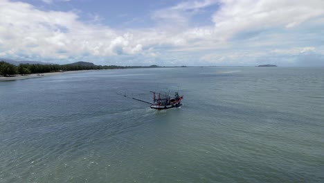 Fischerboot,-Das-Mit-Blick-Auf-Die-Berge-In-Thailand-Herumschwimmt