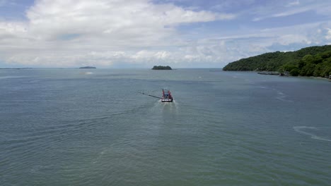 Barco-De-Pescadores-Flotando-Desde-El-Muelle-En-Tailandia