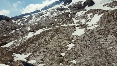 Panoramalandschaft-Aus-Der-Luft-Mit-Schneebedeckten-Marmeladenbergen-In-Den-Dolomiten-Norditaliens-An-Einem-Sommertag