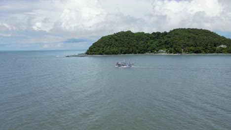 Barco-De-Pescadores-Rumbo-Al-Mar-Abierto-Con-Vista-A-La-Montaña-En-Tailandia