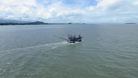 Barco-De-Pescadores-Flotando-En-Tailandia