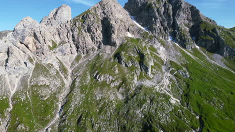 Hermoso-Paisaje-Aéreo-De-Montaña-Verde-En-Los-Dolomitas-De-Los-Alpes-Italianos-En-Un-Día-Soleado-De-Verano-Con-Cielos-Azules