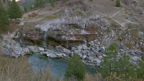 Die-Heißen-Quellen-Von-Kirkham-Sind-Natürliche-Thermalbecken-Mit-Heißen-Quellen-In-Idaho,-Von-Der-Anderen-Seite-Des-Flusses-Aus-Gesehen