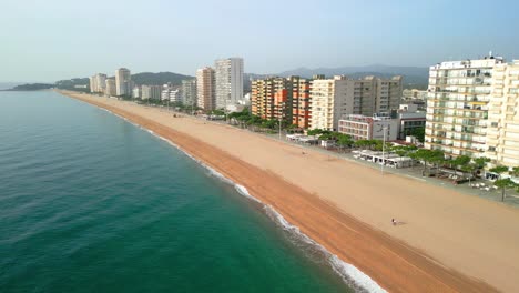Luftbilder-Der-Strandpromenade-Von-Playa-De-Aro-An-Der-Costa-Brava-In-Girona-Blauer-Himmel-Sonniger-Tag-Im-Sommer-Strand-Ohne-Menschen