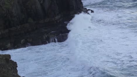 Wellen-Schlagen-Gegen-Die-Felsen-In-Südafrika