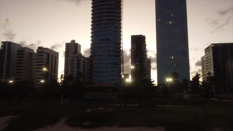Rascacielos-Después-Del-Atardecer-A-Lo-Largo-De-La-Ciudad-Junto-A-La-Playa-Recife-En-El-Noreste-De-Brasil