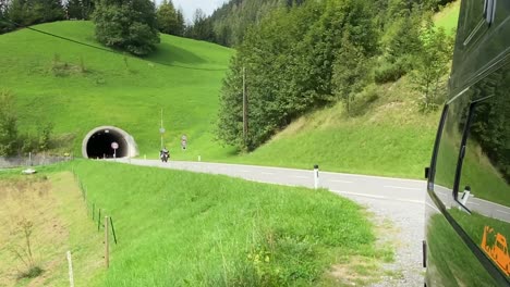 Eingang-Zu-Einem-Tunnel-In-Den-Alpen,-Der-Motorräder-Und-Ferienverkehr-Beim-Ein--Und-Ausfahren-Zeigt