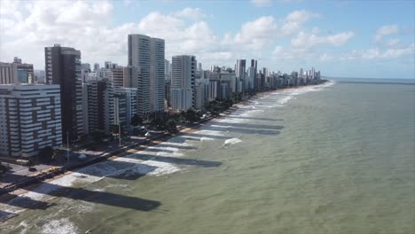 Wolkenkratzer-Werfen-Schatten-über-Das-Meer-In-Boa-Viagem-Beach-Brasilien