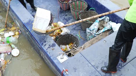 People-cleaning-the-Bangkok-rivers.