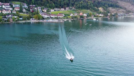 Imágenes-Aéreas-De-Drones-Siguiendo-Lanchas-Motoras-En-El-Lago-Biel-Y-Mostrando-Las-Aguas-Azules-Y-El-Hermoso-Paisaje