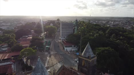 Tiro-Histórico-De-La-Iglesia-De-Olinda,-Recife,-Brasil,-Que-Se-Extiende-Hacia-La-Ciudad-Y-El-Océano