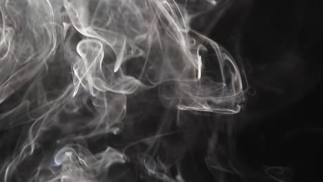 Rauch-Kräuselt-Sich-Vor-Schwarzem-Hintergrund-1