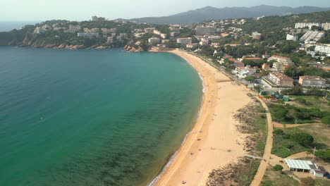 Luftbild-Des-Strandes-Von-S&#39;agaró-An-Der-Costa-Brava-In-Spanien-Meer-Blau-Duquesa-Strand-Ohne-Menschen-Paseo-Costanero