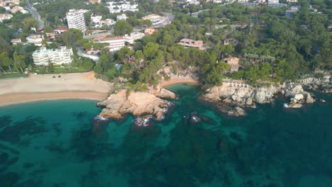Luftbilder-Von-Cala-Rovira-Und-Playa-Grande-In-Playa-De-Aro-An-Der-Costa-Brava-In-Girona-Beeindruckende-Hochstehende-Häuser-Direkt-Am-Meer