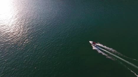 Drohnenaufnahmen-Aus-Der-Luft,-Die-Motorbooten-Auf-Dem-Bielersee-Folgen-Und-Das-Blaue-Wasser-Und-Die-Wunderschöne-Landschaft-Zeigen