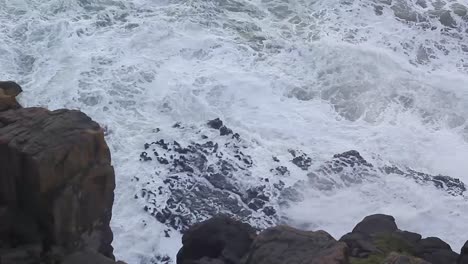 Time-lapse-of-waves-crashing-against-the-rocks-in-South-Africa