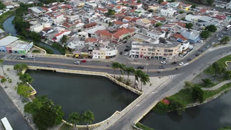 Carretera-Que-Pasa-Por-Los-Canales-En-La-Histórica-Ciudad-Brasileña-De-Olinda-Hermosa-Arquitectura-Portuguesa-Junto-Al-Océano-Atlántico