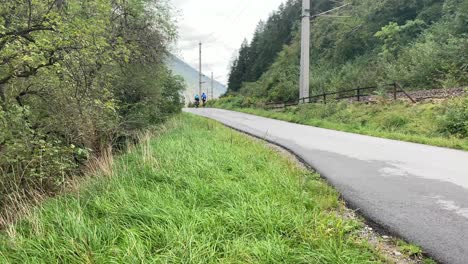 Zwei-Radfahrer-Fahren-Auf-Einer-Fahrspur-In-Österreich