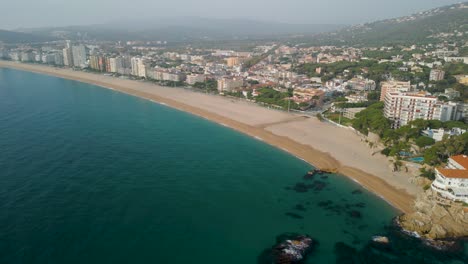 Luftaufnahme-Der-Gebäude-An-Der-Strandpromenade-Von-Playa-De-Aro