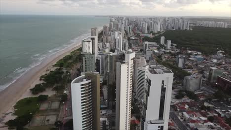 Rascacielos-Del-Lado-Del-Océano-Desde-Arriba,-Boa-Viagem-En-Recife