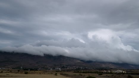 Fließende-Wolken-über-Den-Bergen-In-Kyrenia-Nordzypern