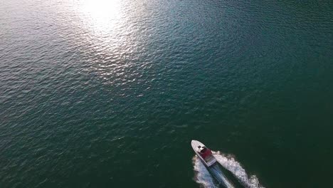Drohnenaufnahmen-Aus-Der-Luft,-Die-Motorbooten-Auf-Dem-Bielersee-Folgen-Und-Das-Blaue-Wasser-Und-Die-Wunderschöne-Landschaft-Zeigen