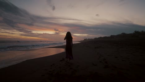 Silhouette-Einer-Dame,-Die-Sich-Bei-Sonnenuntergang-Am-Strand-Entspannt